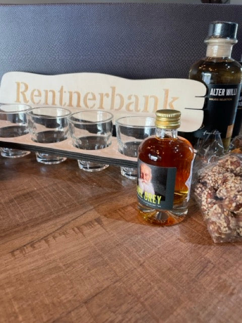 Rentnerbank mit Schnapsgläsern by Lefran - Erlebnis- & Genusskaufhaus