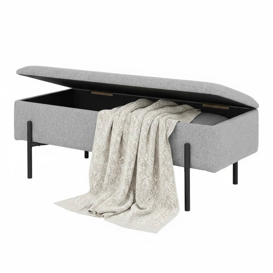 Moderne graue Polsterbank mit Stauraum und schwarzen Metallbeinen, Deckel geöffnet mit beiger Strickdecke, skandinavischer Stil, Bettbank Schlafzimmer
Produktvisualisierung KI-unterstützt erstellt