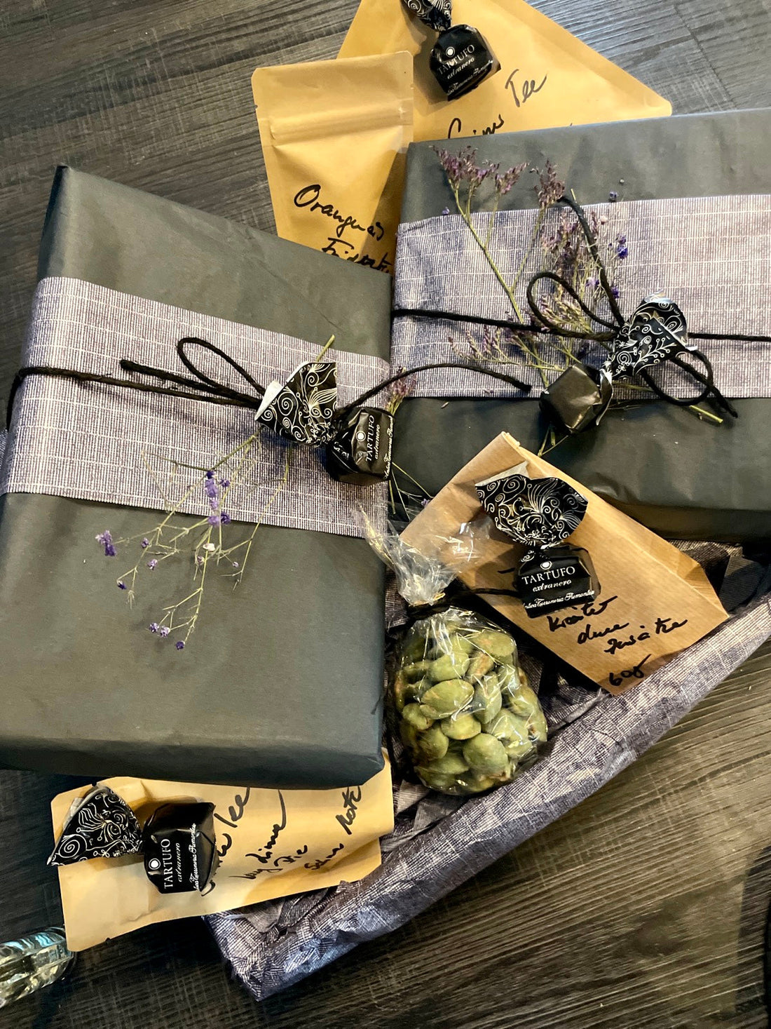 Individuell zusammengestellte Geschenke, personalisiert, mit Deko, Genussartikel, Bücher, Kosmetik, Blumen, Grußkarten