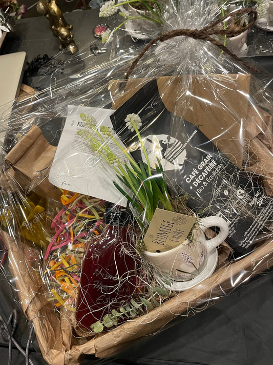Schön verpacktes Geschenk in Cottbus mit Süßigkeiten, Genussartikeln, Blumen und Deko von LEFRAN – individuelle Geschenkidee mit persönlichem Geschenkservice