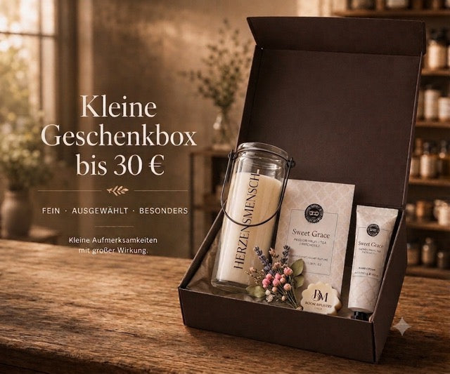 Kleine Geschenkbox bis 30 €– Kerze mit Spruch, Duftsachet, Handcreme & Mini-Strauß