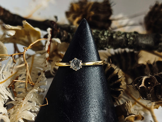 Goldring mit Zirkonia – Schlicht. Strahlend. Unvergesslich.