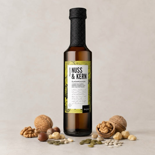 WAJOS Nuss & Kern Ölkomposition 250ml Wajos Erlesenes Walnuss Öl, kombiniert mit bestem Haselnuss Öl und verfeinert mit kräftigem Kürbiskern Öl. Geschätzt unter Genießern und Gourmets, geliebt für seinen intensiv-nussigen Geschmack. Diese Cuvée ist ein Mu by Lefran - Erlebnis- & Genusskaufhaus