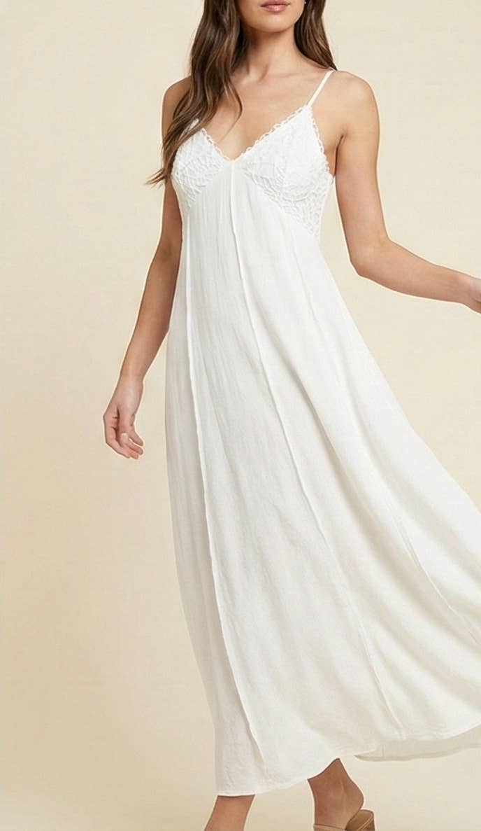 Weißes Damen-Sommerkleid mit Spaghettiträgern, Stickerei und Spitze.