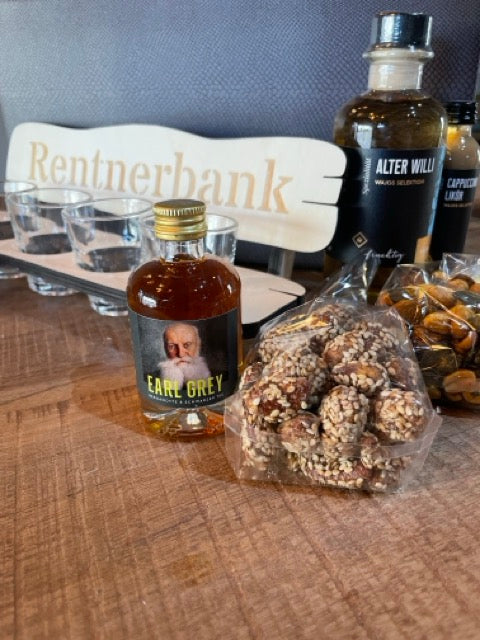 Rentnerbank mit Schnapsgläsern by Lefran - Erlebnis- & Genusskaufhaus
