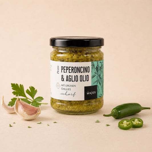 WAJOS Peperoncino & Aglio Olio Pesto 180g Wajos Der temperamentvolle Genuss Italiens: Mit Olivenöl, Knoblauch und grünen Chillies bringt diese Spezialität mit seiner besonderen Würze noch mehr Schärfe in die Küche. Als Dip zu frischem Ciabatta oder als To by Lefran - Erlebnis- & Genusskaufhaus