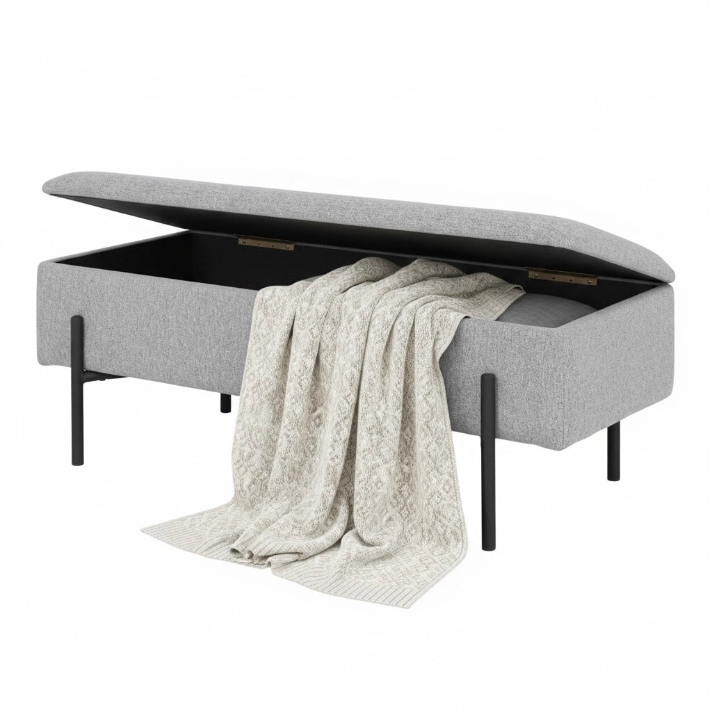 Moderne graue Polsterbank mit Stauraum und schwarzen Metallbeinen, Deckel geöffnet mit beiger Strickdecke, skandinavischer Stil, Bettbank Schlafzimmer
Produktvisualisierung KI-unterstützt erstellt

