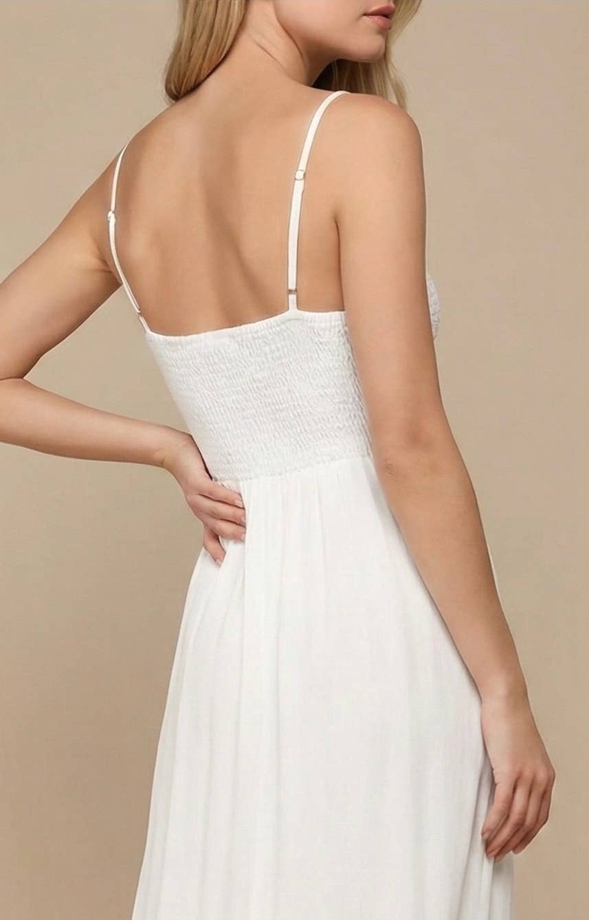 Weißes Damen-Sommerkleid mit Spaghettiträgern, Stickerei und Spitze.