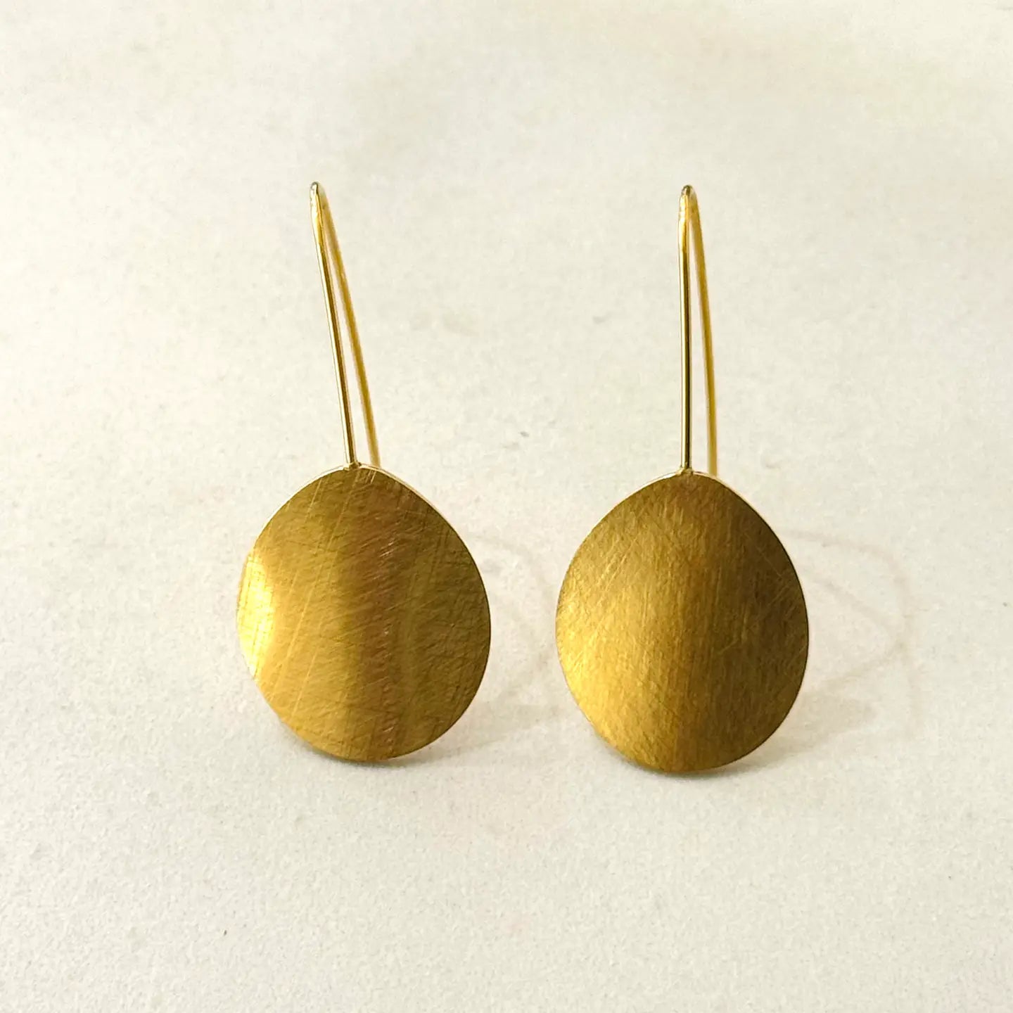 Antena Ohrringe in gebürstetem Gold