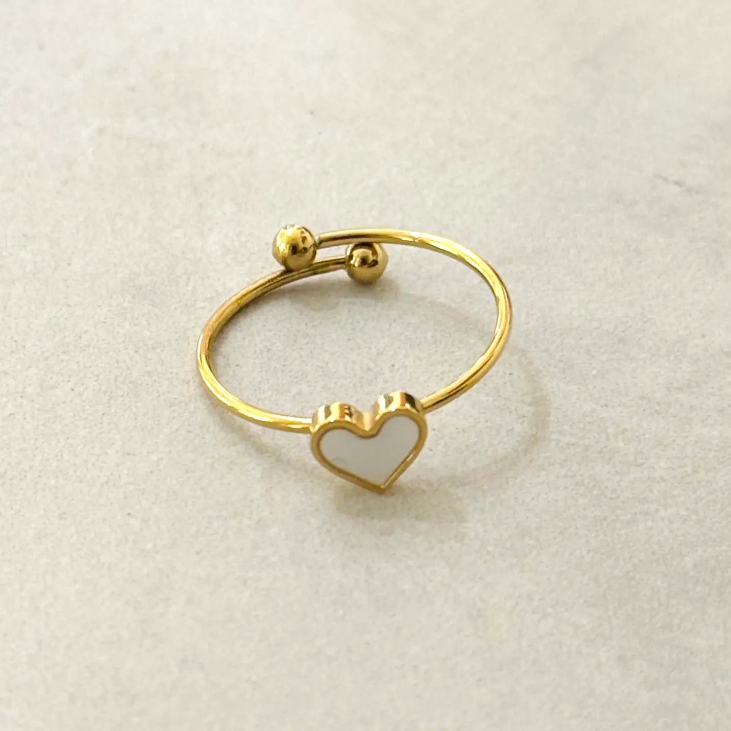 Eleganter, verstellbarer Ring mit weißem Herz