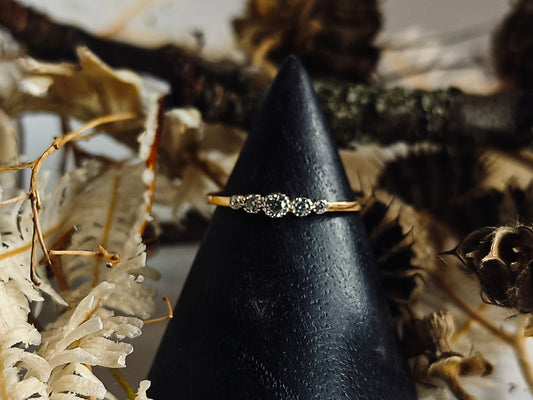 zarter vergoldeter Ring mit 5 Kristallen