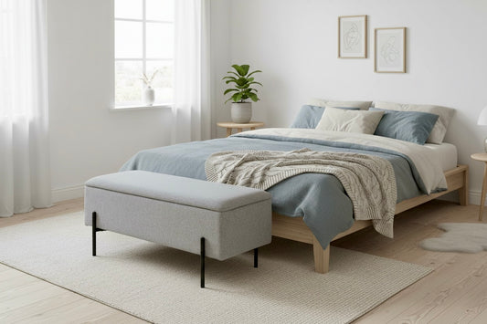 Moderne graue Polsterbank mit Stauraum und schwarzen Metallbeinen, Deckel geöffnet mit beiger Strickdecke, skandinavischer Stil, Bettbank Schlafzimmer
Produktvisualisierung KI-unterstützt erstellt
